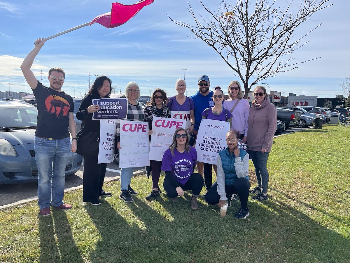 resource2323's tweet photo. Happy to walk with these amazing people on my lunch. We support you!! ❤️❤️❤️❤️@CUPEOntario @oectaottawa https://t.co/oWaP5yHkjS