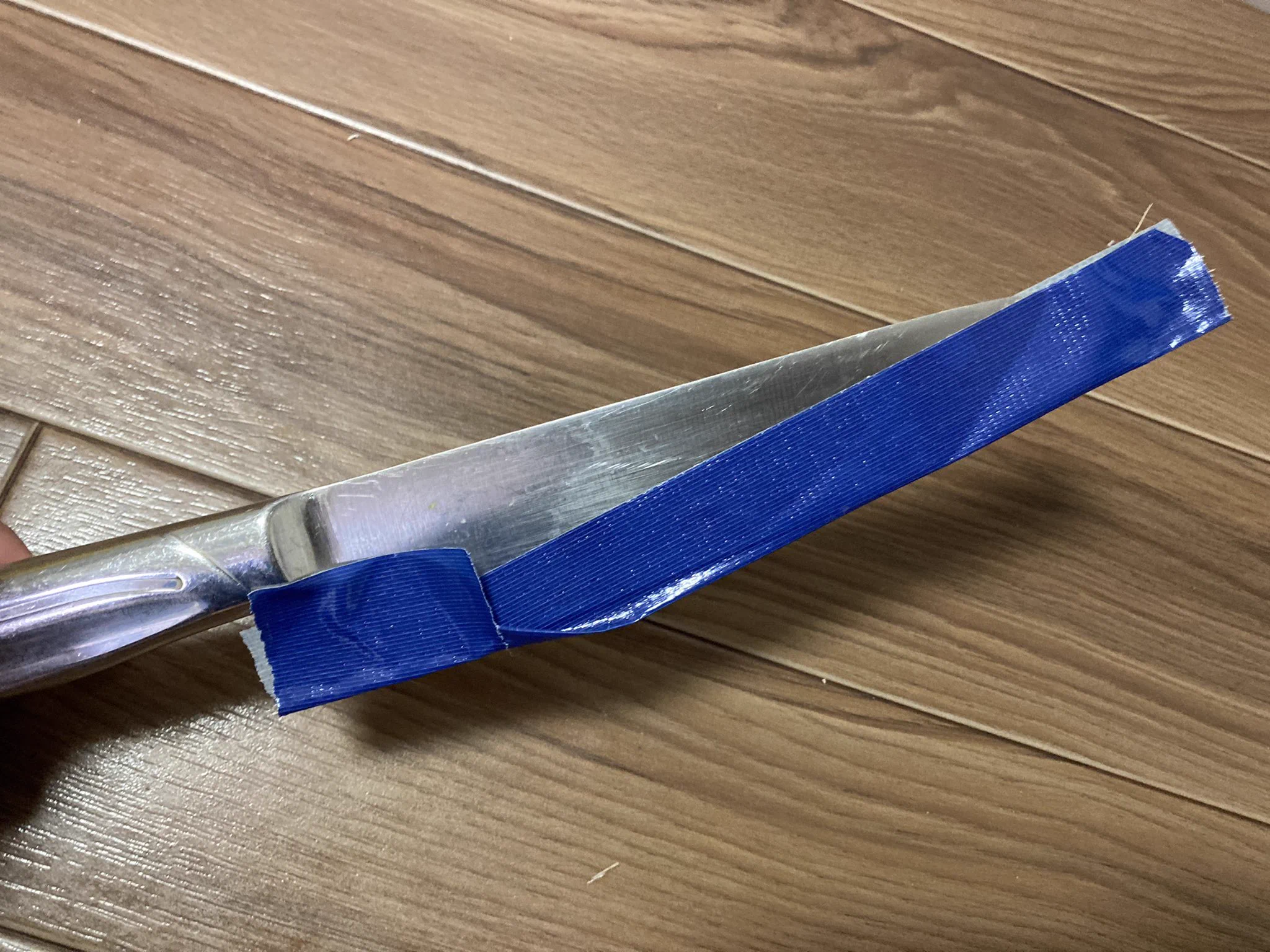 皆でゴミ清掃員の安全を守ろう。包丁の正しい捨て方。