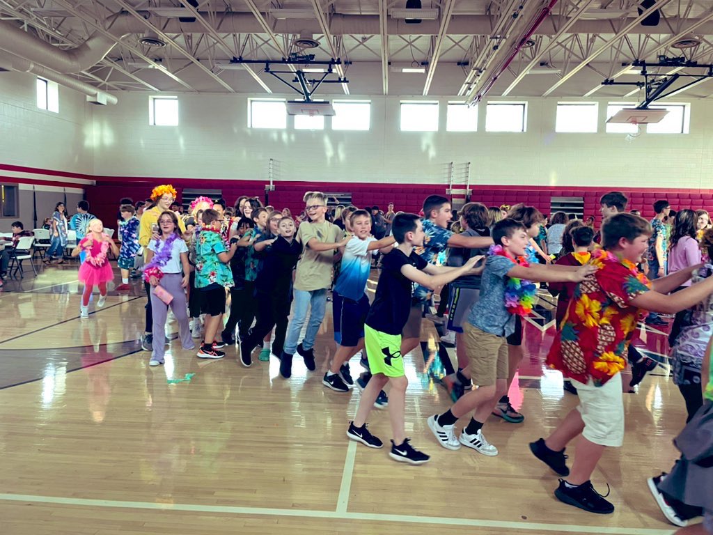 SThomasMMS's tweet photo. A HUGE shout out &amp; thank you to everyone who helped make MMS Student Council’s dance a success tonight! @MentorMemorial  @MentorLevine #wearememorial  &amp; more pics to come  soon from our very own  photographer @MrsDwyer7 https://t.co/JMVDQSdbPH