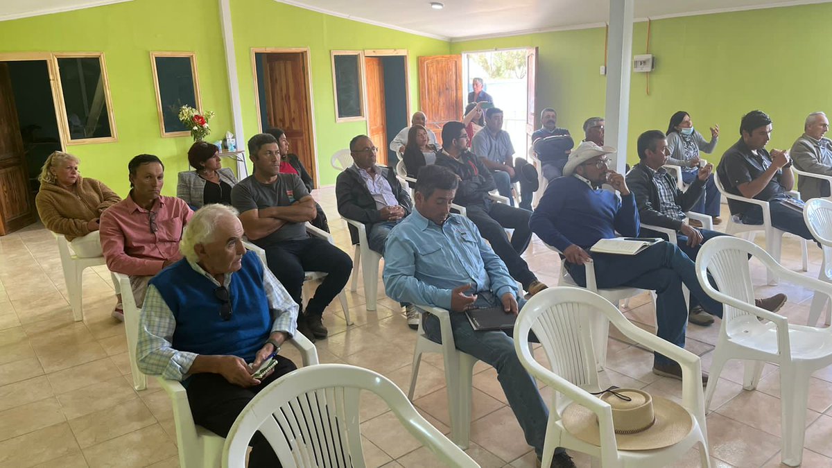 MOPCoquimbo's tweet photo. 👍#BuenasNoticias entregó el equipo de #VialidadMOP a la comunidad de #LosCanelos en #Ovalle, ya que se priorizó para el próximo año, la licitación de las obras para el mejoramiento de un tramo de 11 kms de la ruta que une dicho sector con #Chalinga https://t.co/i5fSCTOp7b
