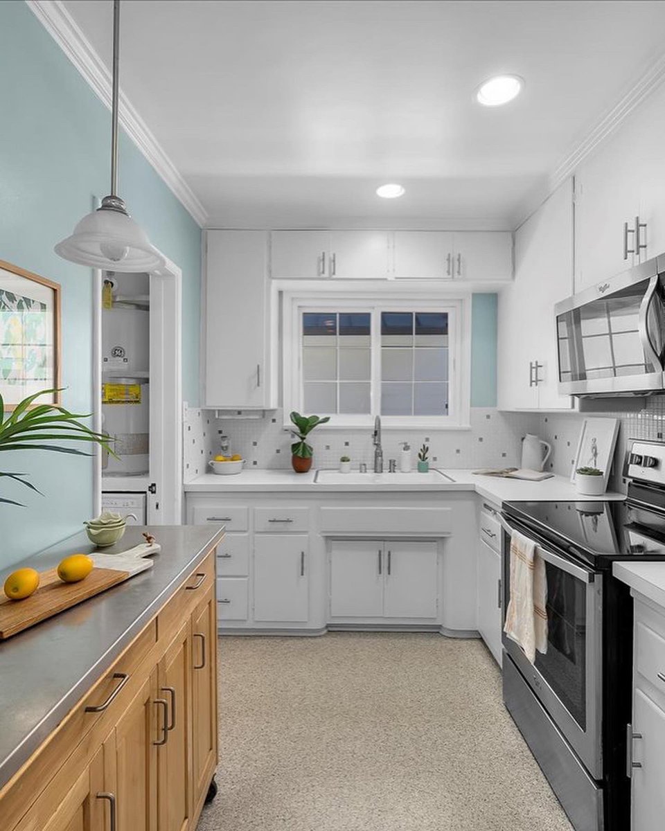 Join us for hot apple cider and donuts and watch the ocean from our new listing! The home sits at the top of the west bluff in Playa del Rey! 

2 bedroom | 1.5 bath | $1,600,000
OPEN HOUSES:
11/6 1-4pm
11/8 11-1pm

#openhouse #playadelrey #realestate #justlisted #LosAngeles