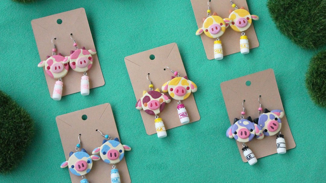 slothberrycraft's tweet photo. Good MOOrning! 🐮✨
Which pair of these adorable cow + milk bottle earrings would match your wardrobe best? 🤔
Shop link in bio!

#polymerclayearrings #polymerclayjewelry #polymerclay #handmadejewelry #clayearrings #handmade #jewelry #earring #kawaii #kidcore #smallbusiness https://t.co/aMOOLfKkid