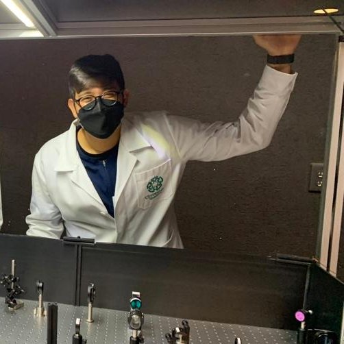 QuantumTechLab's tweet photo. Felicidades a Alexis A. Villareal Wong de nuestro Grupo de Tecnologías Cuánticas por haber aprobado su Examen Final de Grado de Maestría con el proyecto de tesis titulado: “Generación de Fluidos Cuánticos de Luz” dirigido por @vladsten https://t.co/IuQzwH6cyT