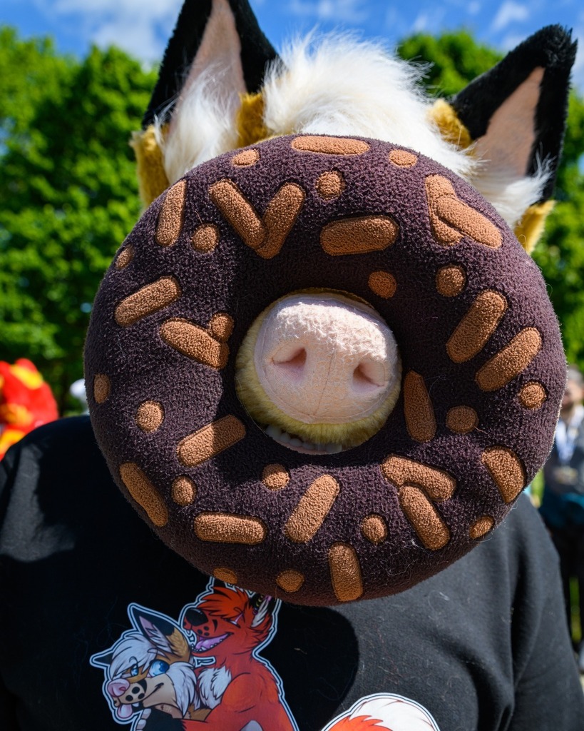 🐺: <a href="/vulparion/">Vulparion/Kody</a>
📍: #Munich #Suitwalk #MSW8 

> 🔗: ift.tt/6HlGQ3m <
> ☕: ift.tt/UXicVd9 <

📸 This photographer is open for business. 👀

#FursuitFriday #donut #plush 

#furry #fursuiting #furryfandom #furries #fursuitphotography #phot… instagr.am/p/CkjlborNsMK/