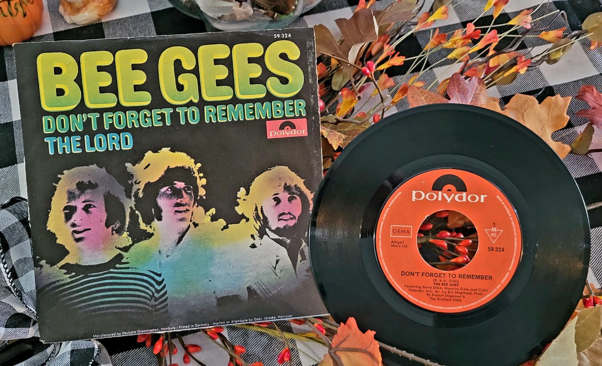 bgscucumbercas1's tweet photo. One more day of #HappyMail.. I've obviously been focusing on singles with photo covers and this one is beautiful 😍❤️ #DontForgetToRemember #TheLord #BeeGees #CucumberCastle #BarryGibb #MauriceGibb #ColinPetersen 🎶🎶 https://t.co/pvGYoybIu5