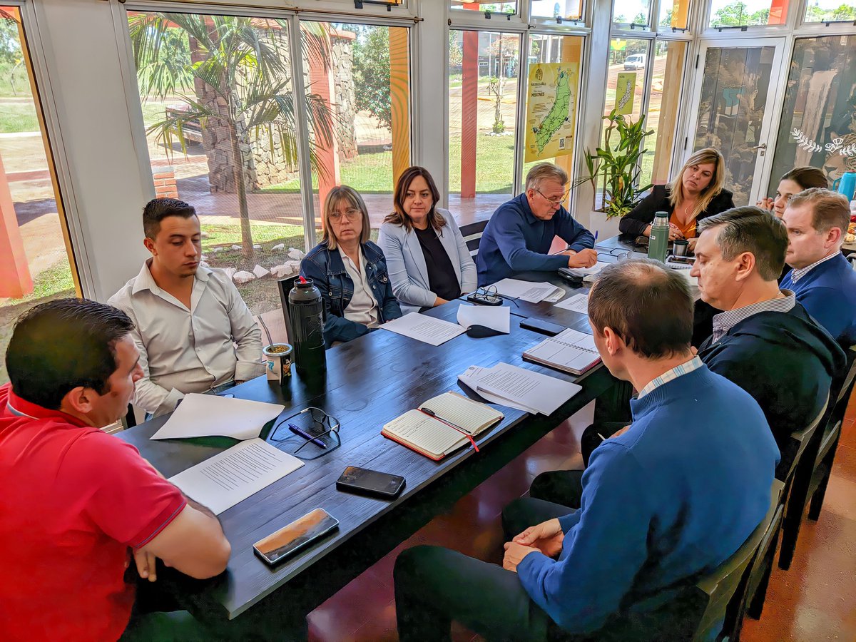 GimenezNataliaA's tweet photo. Excelente jornada de trabajo con la Comisión Asesora para la institucionalización de #SaltoEncantado 💪 

Un municipio cercano es fundamental: el primero en recibir las demandas de los vecinos y trabajar para darles respuestas 🫂

¡Felicitaciones! 👏 #Municipio77 #Misiones https://t.co/uuRijq1ciT