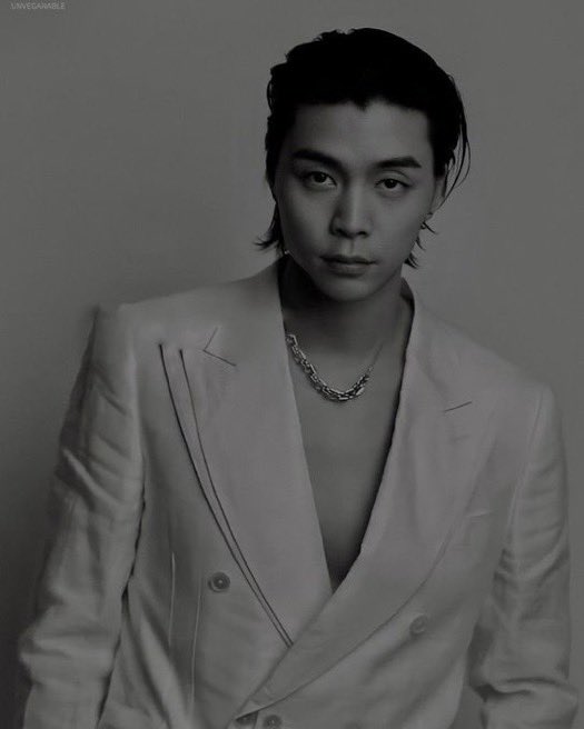 NaverNewsRp's tweet photo. Nuestros chicos no se quedan atras, apreciemos la belleza de @outnhigh, nos vuelve locos a todos con su mirada seductora. 

#ChanelOpenHouse https://t.co/LhXOTXmBa4