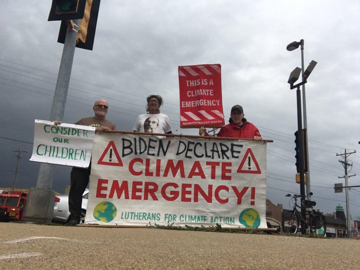 AngelicRadical's tweet photo. Friday #ClimateFastPray 194. So proud of my Grace siblings protesting for climate justice in the midst of pouring rain! Make sure to vote on Tuesday for climate justice! https://t.co/2cMV3dT503
