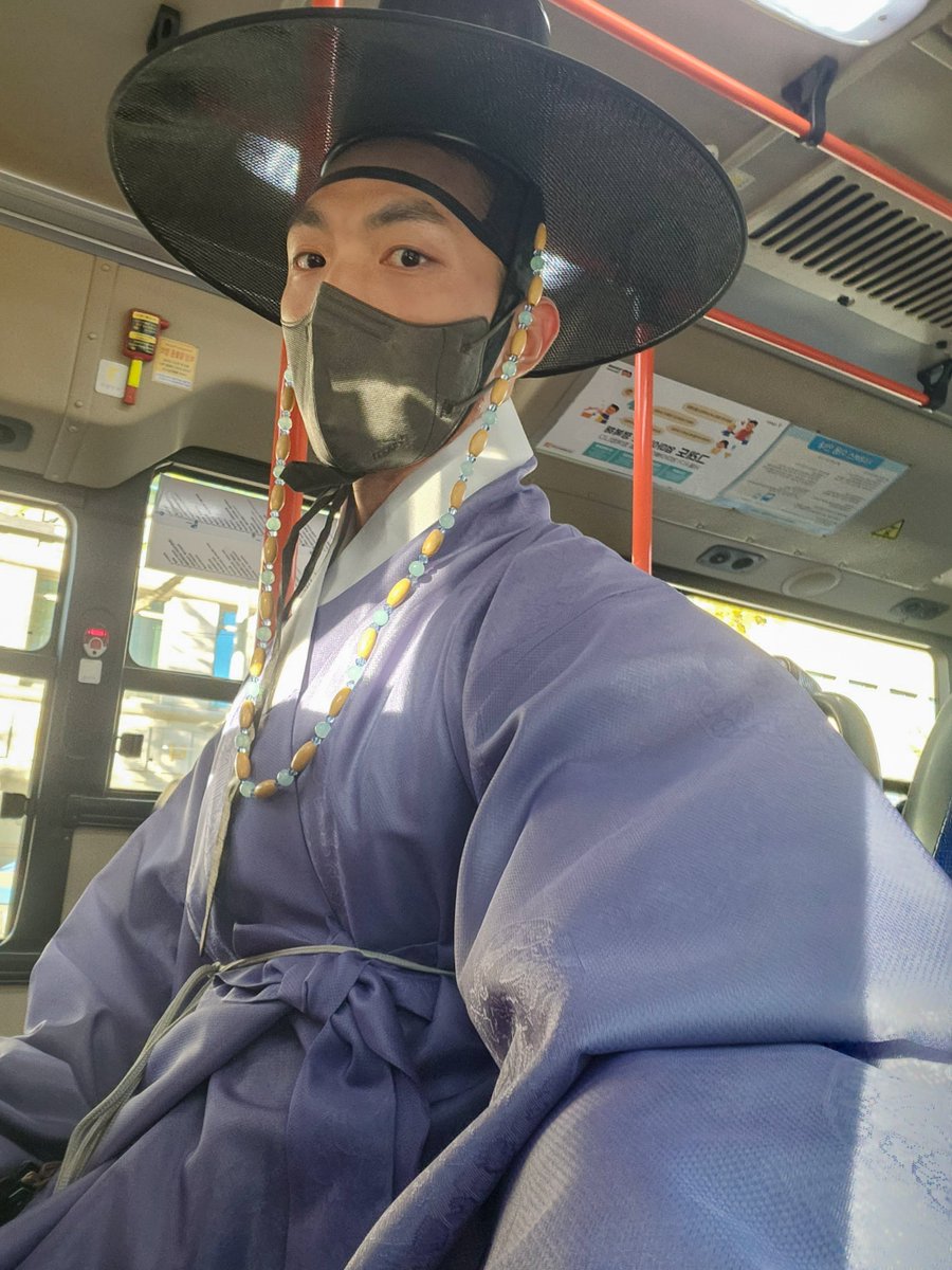 한복생활하면서 
가장 꺼려지는 것이 뭔지 아시오?

연인들 근처에 지나가는 일이오.

백중팔십은
꼭, 그들의 웃음거리로 날 취급하오.

그것은 젊으나 늙으나 똑같고,

남이나 여나 똑같소.

한복이 아직 웃음거리라는것이 

참 비통한 아침이오.