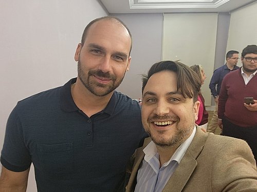 teuscit's tweet photo. Eduardo Bolsonaro estava na Argentina duas semanas atrás. Ele foi se encontrar com as pessoas responsáveis por essa live no YouTube, feita para atacar o sistema eleitoral brasileiro. 

RESPEITE MEU VOTO
CALA A BOCA GOLPISTA https://t.co/LHeFoSM6yf