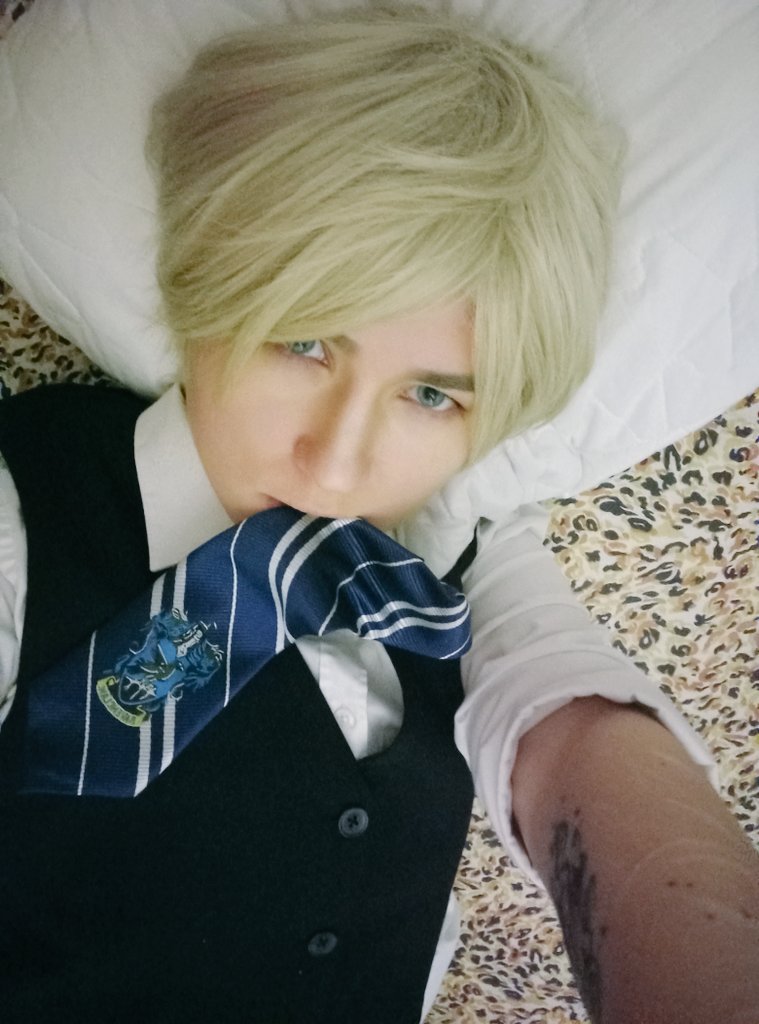 #хог22 Хэллоуин позади.
В костюме не фотался, был занят другим.
Именно вторая половина вечера принесла осознанность и цели. И оформление характера, и склонности, и чувства наконец-то вылезли из морозилки и начали оттаивать.
Пусть только это продолжится. Чтобы это всё было не зря.