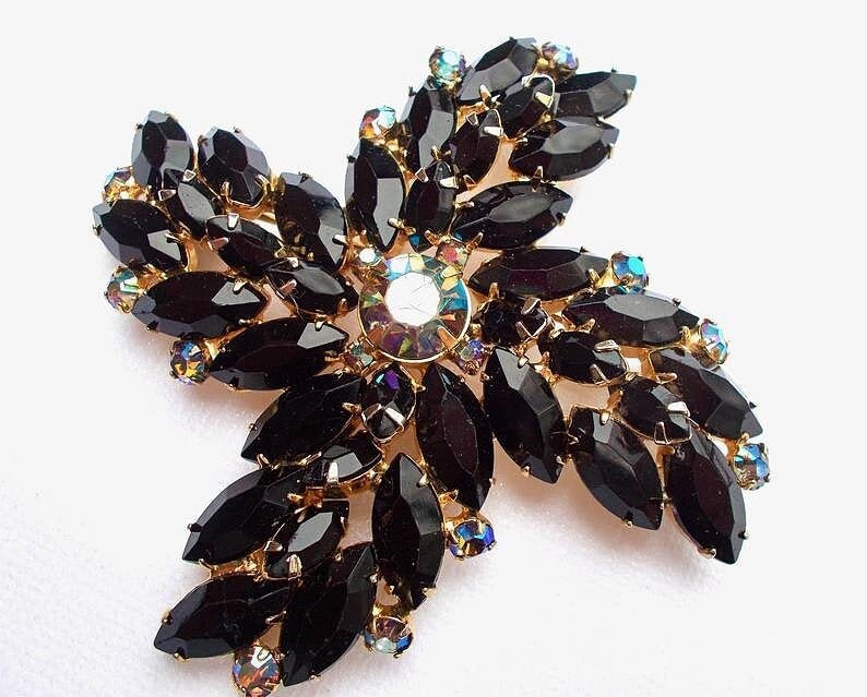 renaissancefai's tweet photo. Large Black Rhinestone Cross Brooch, AB Rhinestones, Gold Plated, Unsigned Designer, Vintage https://t.co/yFiUFwKT6o #black #gold #women #glass #midcentury #abrhinestones #unsignedweiss #julianastyle #goldplated https://t.co/gpoqQH7o7r