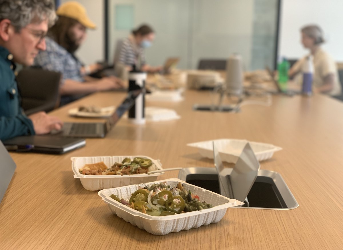 Today we switched up the #PreprintCommentClub and had nachos instead of pizza... and it was still fantastic! Thanks to @phylogenomics for joining today 💻💭