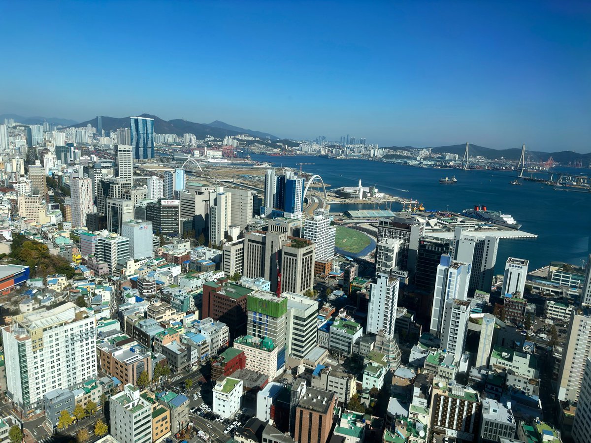 _sueeeeeeeee's tweet photo. Busan is so pretty ✨ you’ve got the city, the mountains and the beaches. https://t.co/UrLJTMHKzC