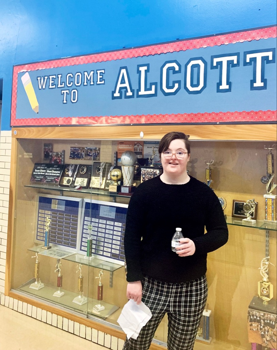 BestBuddiesIL's tweet photo. We love when things come full circle! Izzy used to attend Alcott Elementary School as a student and now works there as a Lunch and Recess Supervisor! Congratulations, Izzy! #FirstDayFeature
#BBIL #BBILJobs #BestBuddiesIL https://t.co/VimIqZiG8w
