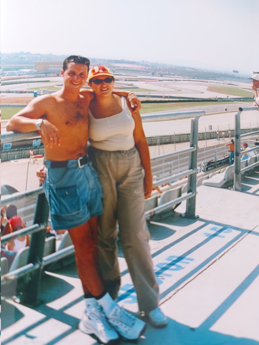 AmeliaMLl's tweet photo. Ahí estuvimos en el '99 inaugurando el circuito. Qué recuerdos... Y como dice mi tio: "El tío te ha traído aquí pa' que te lo pases divertio'". 😅🤣🤣 https://t.co/4vKb5gRtHa