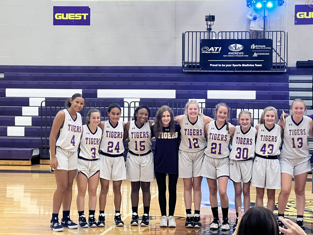 SpringvilleMid1's tweet image. Midnight Madness @SHSTig3rPride #sms #basketball #cheer @Burns_StClair @sccboe