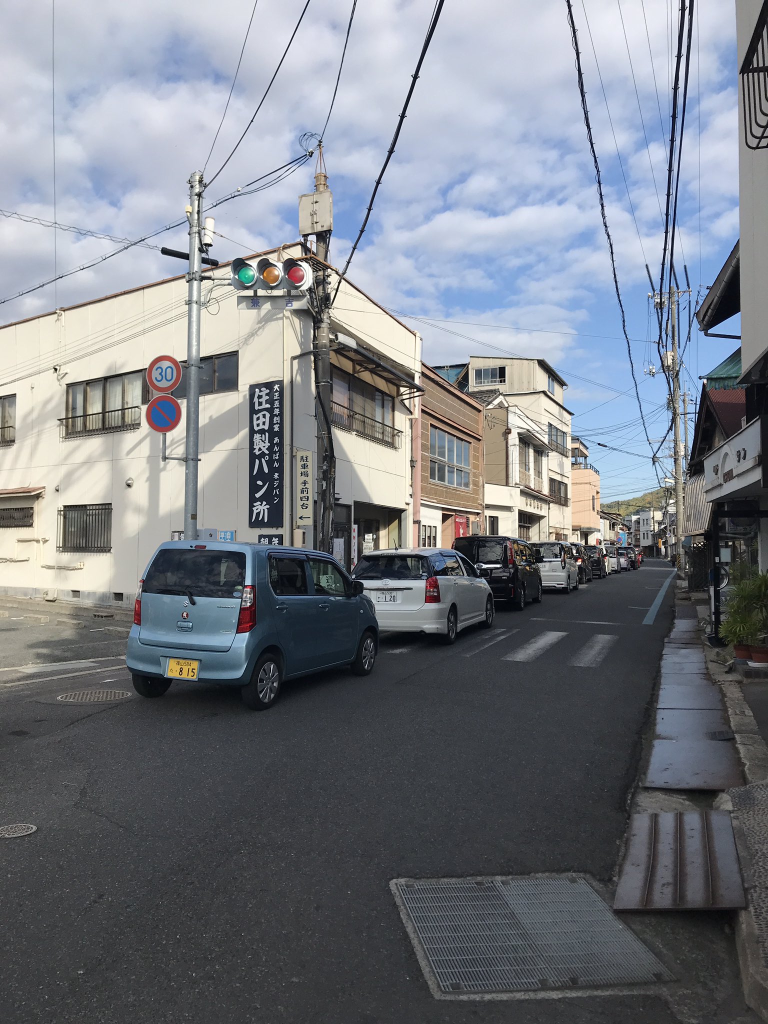松崎敦史 尾道移住メディアancherオープン 渡船待ちの車列がここまで 人と二輪は普通に乗れます 尾道大橋が事故で通行止めとのこと お気をつけて 尾道 T Co 9kumouawau Twitter