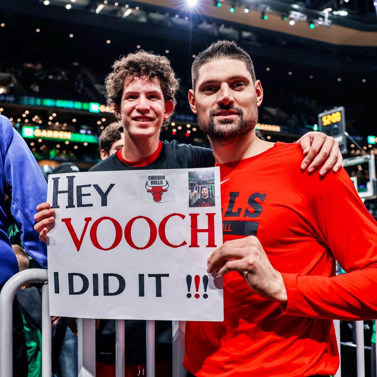 Há duas épocas, Vucevic autografou e ofereceu a sua camisola a Stepan, um fã dos Bulls que estava a lutar contra um cancro.

Stepan voltou hoje à arena para mostrar que venceu a batalha ❤️