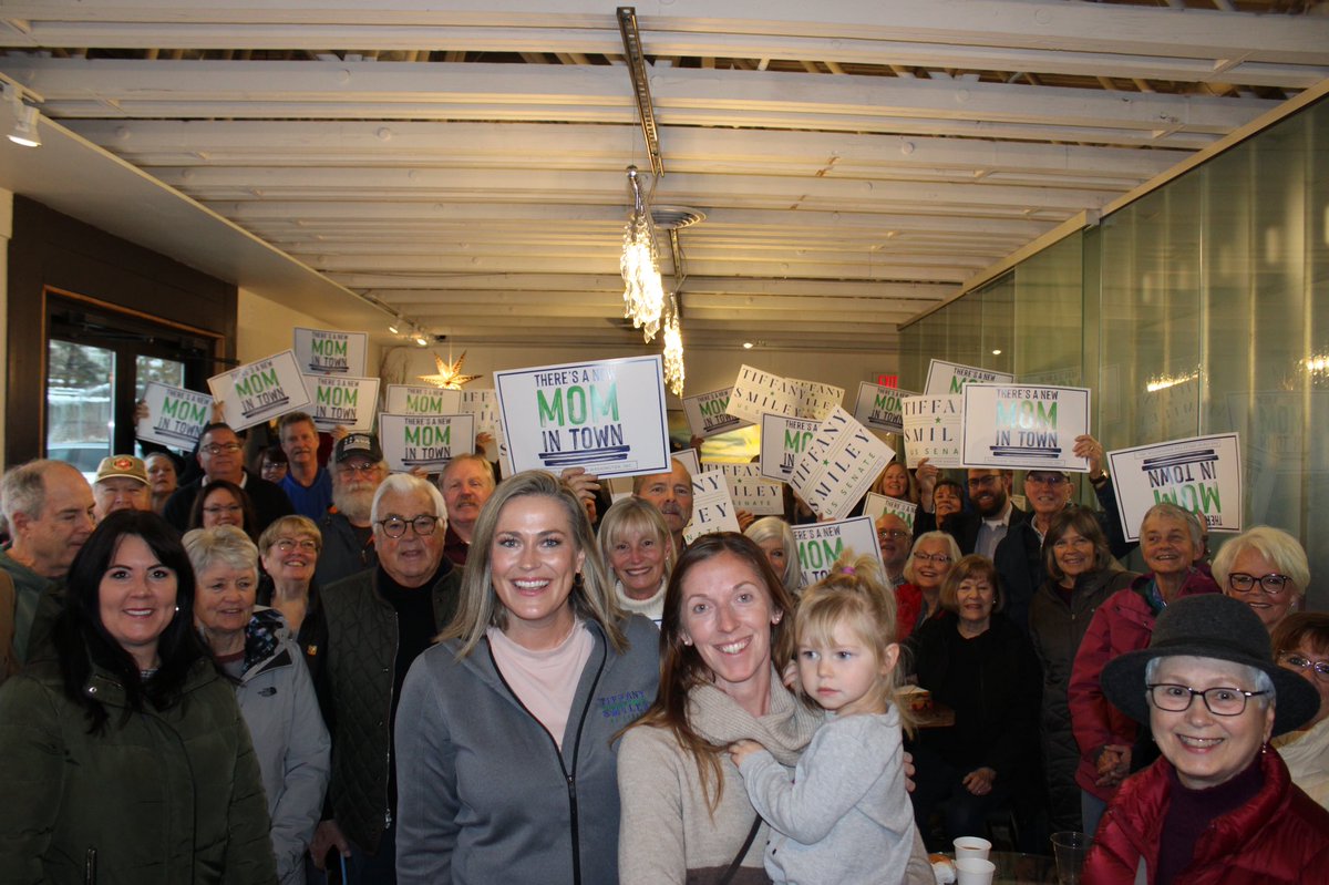 TiffanyMSmiley's tweet photo. 🚌BUS TOUR UPDATE🚌
This morning the “New Mom In Town” bus trekked through the snow to visit the Blue Spirits Distillery in Leavenworth!
I’m reminded every day just how beautiful our state is — and it will be an honor of a lifetime to serve Washington in the U.S. Senate! https://t.co/Az5XrjedLv