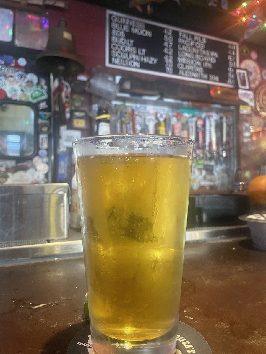 CoachHop's tweet photo. πΊπ #wemadeit #FridayHappyHour #WaterfrontBar @LittleItalySD #weekendready https://t.co/Vnx8IpmEV0