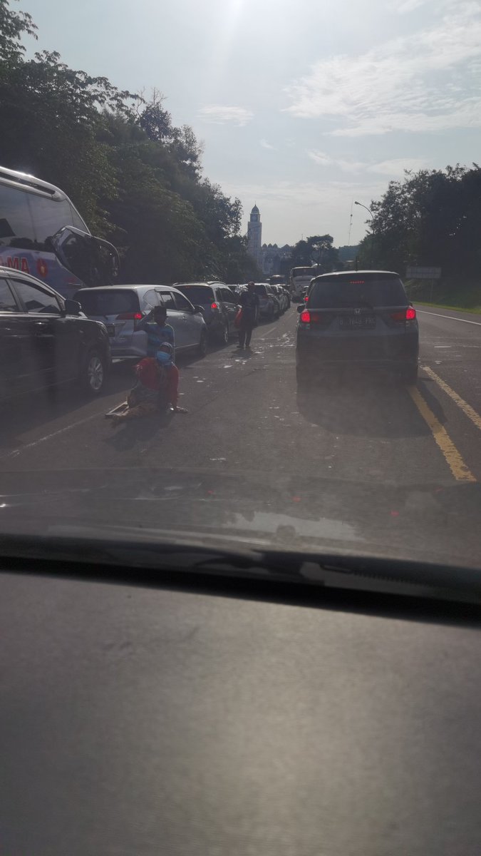 EPmaulana's tweet photo. @PTJASAMARGA Keluar tol arah puncak sdh macet sejak persimpangan tol https://t.co/9OOIeZHvXC