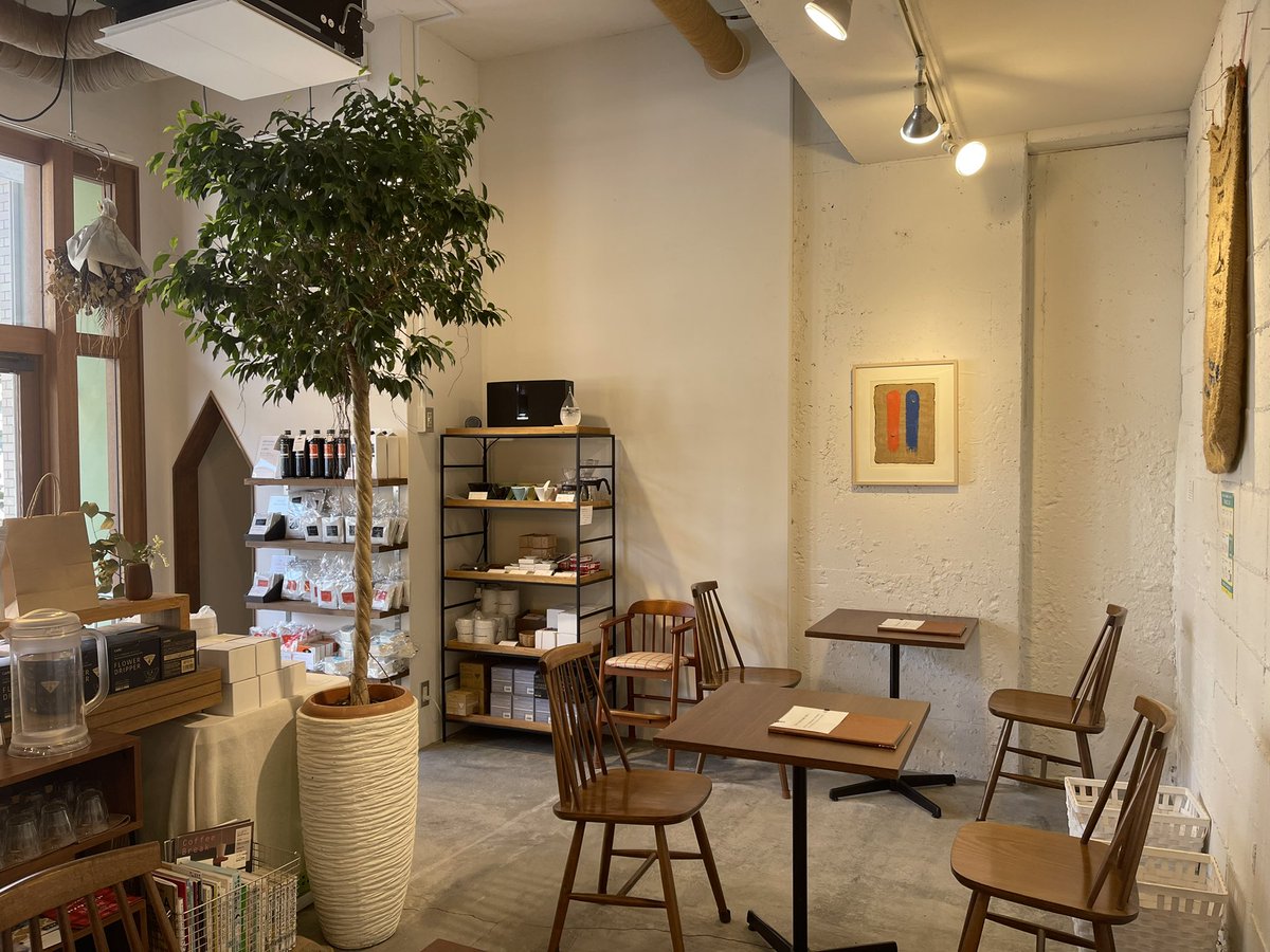 福岡市六本松にある「サレドコーヒー」。店内に絵画がさりげなく展示されているが、実はこの絵の主は「九州派」の中でも前衛に徹し、新たな試みを模索し続けてきた石橋泰幸のもの。絵画はその空間の主人の哲学を表す。商売人もいれば、職人もいる。しかし、私たちはアーティストである主を探し続ける。