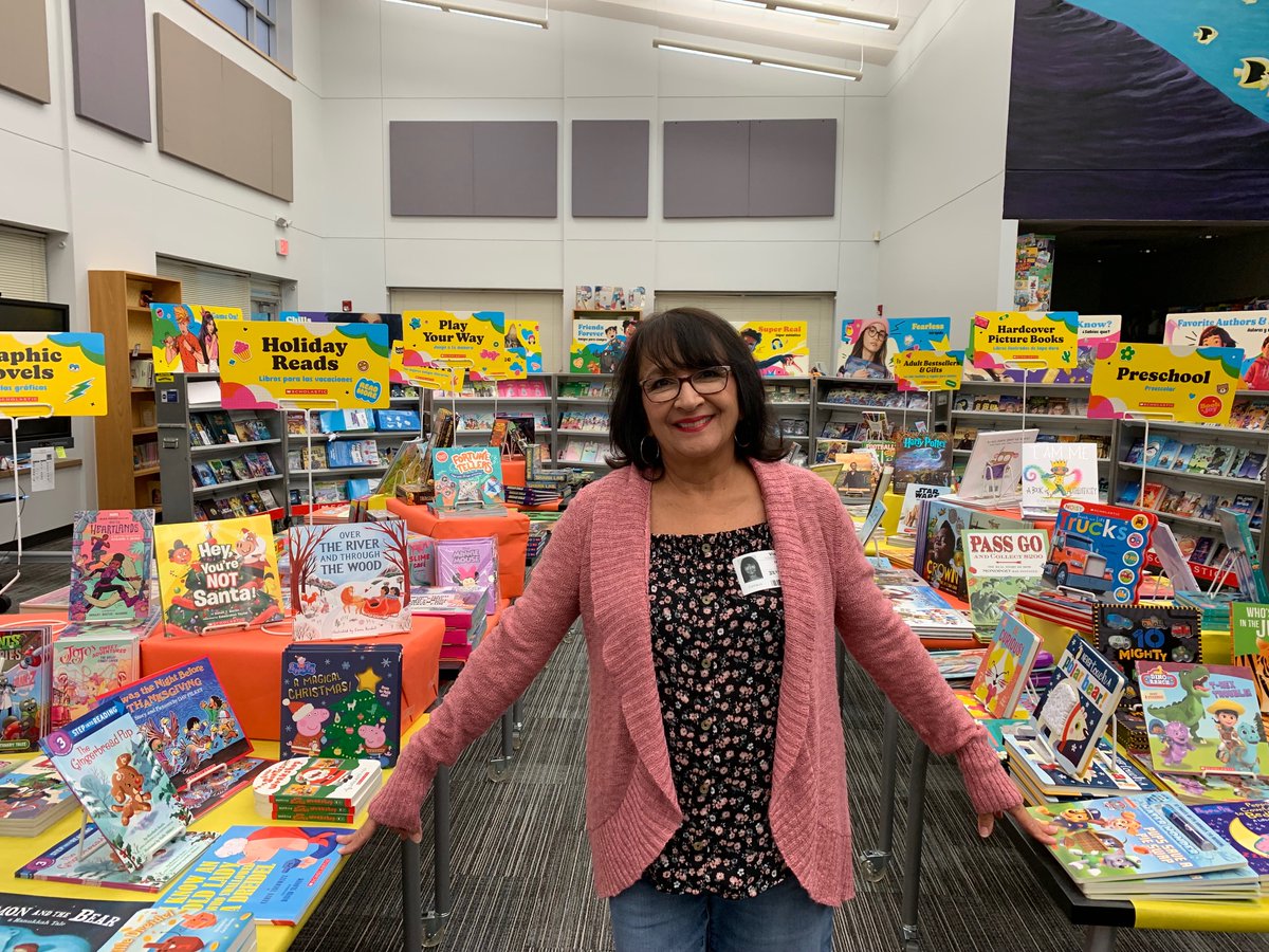 FittsLibrary's tweet image. I am so thankful for all of our PTA volunteers.  Here is our PTA volunteer coordinator, Irene Vega, who helps make our Riddle Book Fair possible. @Riddleelem @fisd_libraries #fisdmadetoshine
