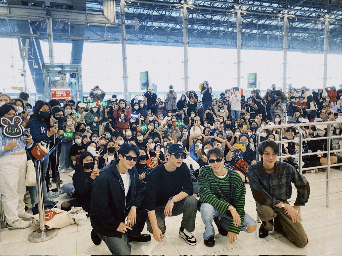GMMTV's tweet photo. พวกเราพร้อมไปสนุกที่กัวลาลัมเปอร์แล้วครับ 😍 ขอบคุณที่มาส่งนะครับ

#BWDNtoKualaLumpur 
#GMMTV https://t.co/wrddtqP2gh