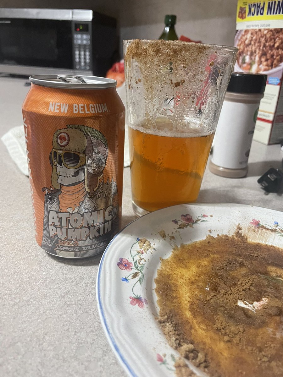 SarahLynneB's tweet photo. @newbelgium Rimmed the pint glass with brown sugar and cinnamon. Take a drink..you get pumpkin pie…let it fester and roll on your tastebuds…let it roll around and it ends on a f’n Bloody Mary. Genius! 🤯🤯🤯#newbelgiumatomicpumpkinspicyrelease https://t.co/7z4Qi52XuR