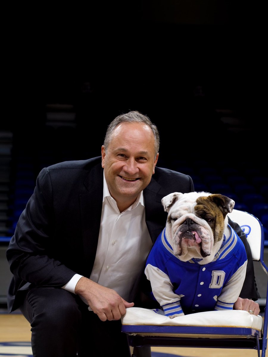 DrakeUGriff's tweet photo. From Griff II to Gentleman II: Welcome to @drakeuniversity . We shot some hoops and then I settled in for a snooze while he went up to the Courtside Club to do a panel. #VoteGriff @SecondGentleman https://t.co/Vz6ADK2Hgp