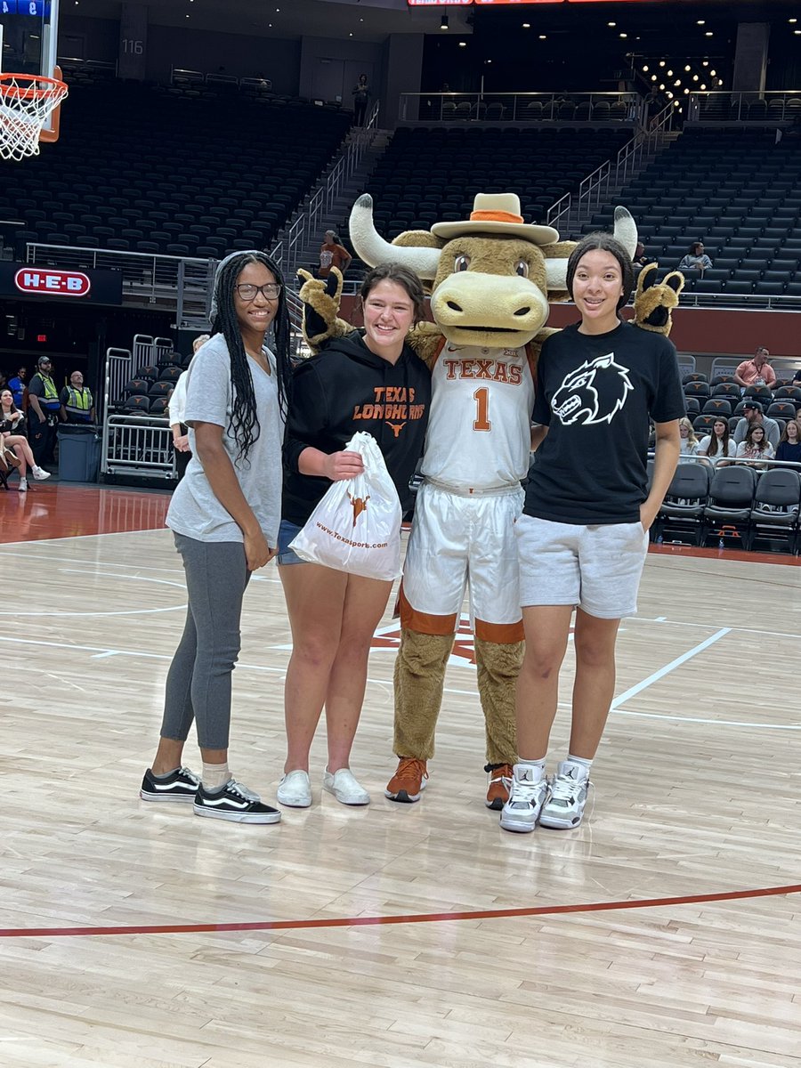 A_Ramoz21's tweet photo. @BballWeiss reppin at @TexasWBB game tonight!! 🏀 🤘🏼@hollyramos415 @CostonMaddie https://t.co/5zAycTXJWw