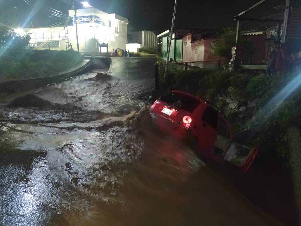 ivanrive3's tweet photo. ÚLTIMO MINUTO #4Nov 9:04 p.m. Se registran fuertes precipitaciones en el municipio #Tovar del estado #Mérida, ocasionando crecida y desbordamiento del afluente hídrico "Quebrada Arriba" en el sector Vírgen del Carmen - El Chimborazo, con la perdida material de un vehículo. 1/2 https://t.co/XlKCSP6QfG