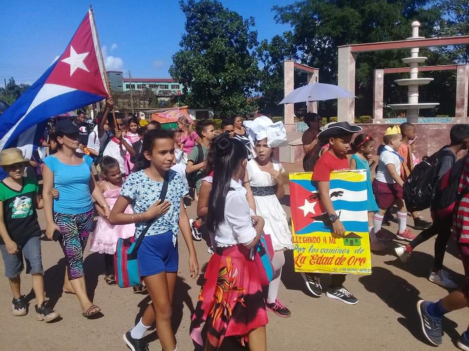 SanchezDoraida's tweet photo. Jornada de la cultura moense  desde hoy hasta el 7 de noviembre en el marco del  83 aniversario de fundación de la ciudad. Imágenes del desfile inaugural. #MOA #Holguin #CubaEsAmor https://t.co/Mf8mbTrtPo