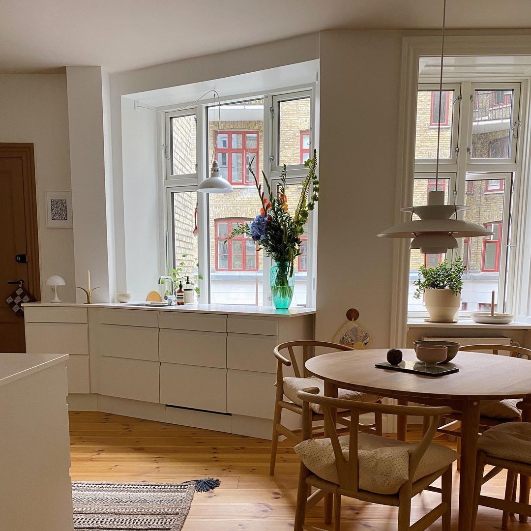 Interior_Deluxe's tweet photo. Scandinavian kitchen design by @tina.cph

PH 5 Pendant from Louis Poulsen
https://t.co/n7J843KZPl

#interiordeluxe #interiordesign #interiordesigner #interior #homedecor #interiors #lighting #lightingdesign #productdesign #danishdesign #scandinaviandesign #scandinavianhome https://t.co/P98o99HTGZ