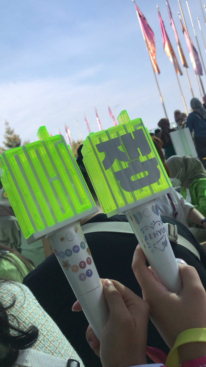teajaaee's tweet photo. 💚💚💚💚, ada yg nonton juga ga? cat 1D https://t.co/vUsIGWcCW1