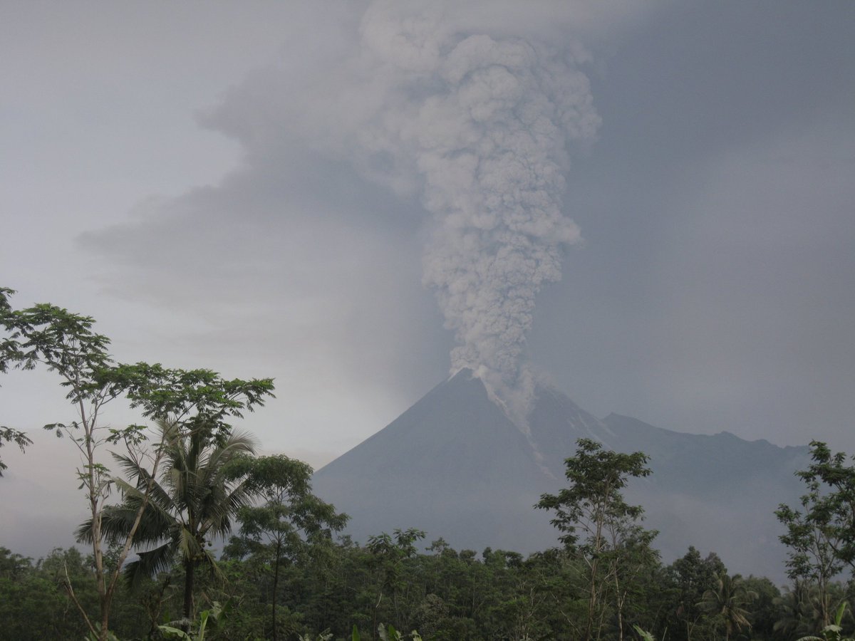 merapi_uncover's tweet photo. Letusan Merapi 5 November 2010, sejauh mata memandang di Bantaran Kali gendol, hanya terlihat pasir , sudah tidak ada lagi perkampungan https://t.co/stlKtN1R0F
