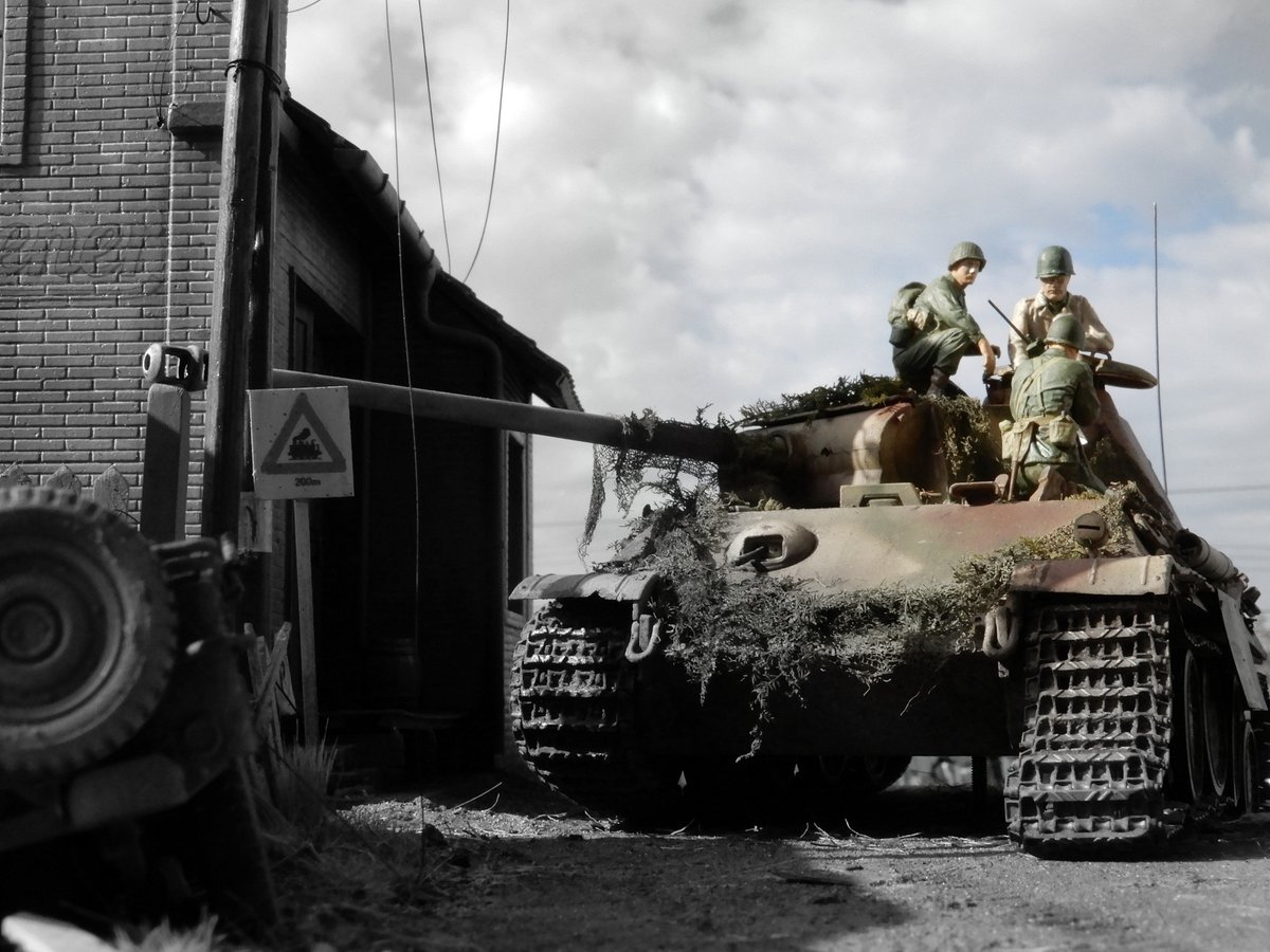 Yoshi84525254's tweet image. 【PantherG地面16】

車上のフィギュア塗装完了😄
完成まであと少し😊

#タミヤ　#パンター　#PantherG