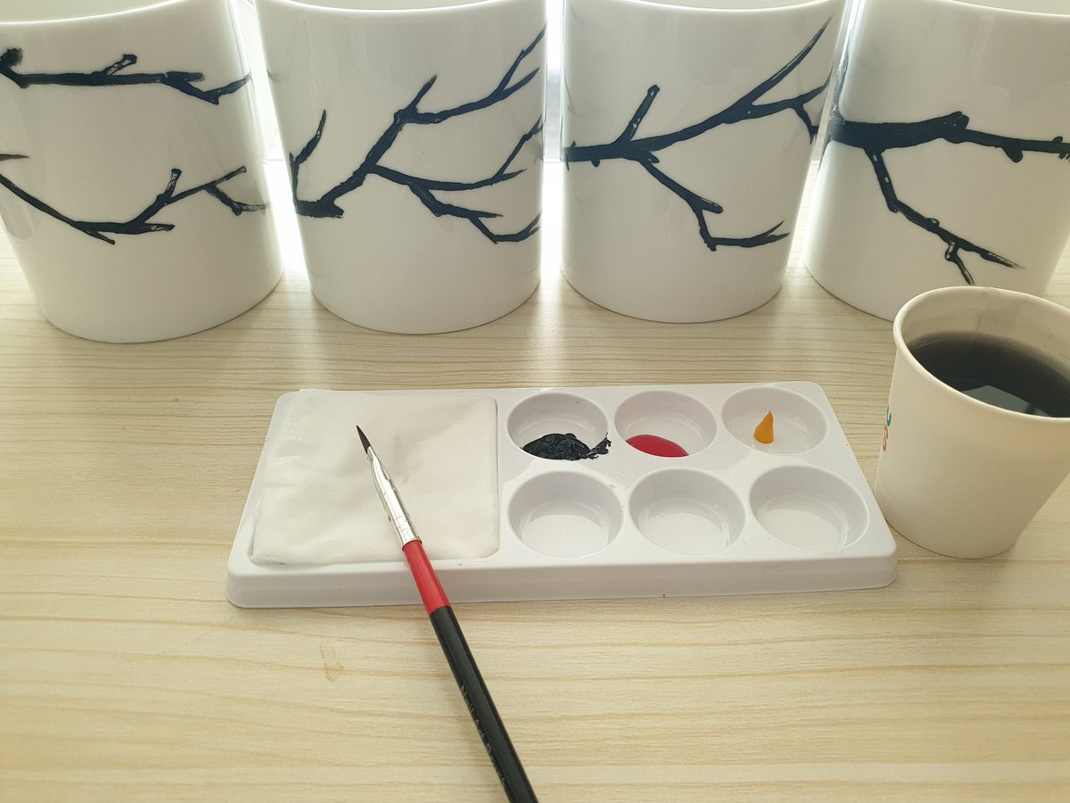 서툴지만 그림 그리기.
물감 마르면 꽃잎을 그릴 거예요