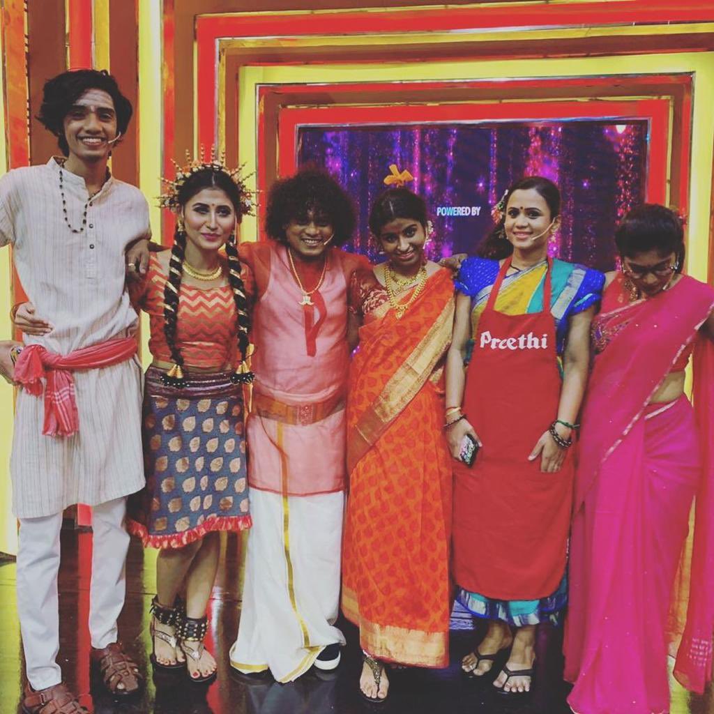 SiddhuG_'s tweet photo. It is #2YrsOfCWC2 @sivaangi_k ๐!The girl whom saw in few episodes of SS & COC, in an YT interview with VJ Annamalai & after a long time in a VTV promo of #CookWithComali in an innocent village girl get up (Arukaani)๐ฅฐ!From there on never missed any of her projects๐ฅ!#Sivaangi https://t.co/1Fkg2FCJDq