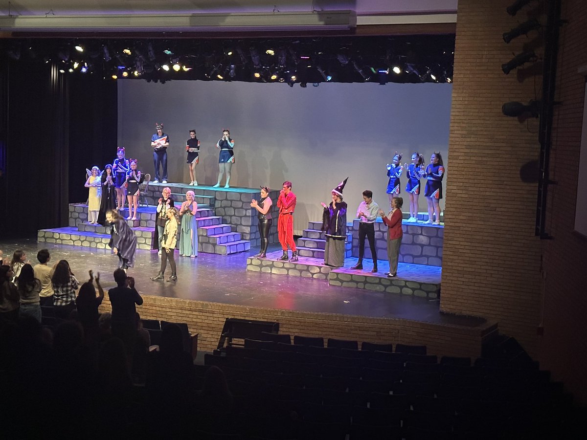 NNactivities's tweet photo. Amazing show Cast and Crew! So proud! CongratsMs. Kennedy on your first main stage show!❤️#driventoperform #driventobestrong https://t.co/Vz4jKTzRJ4