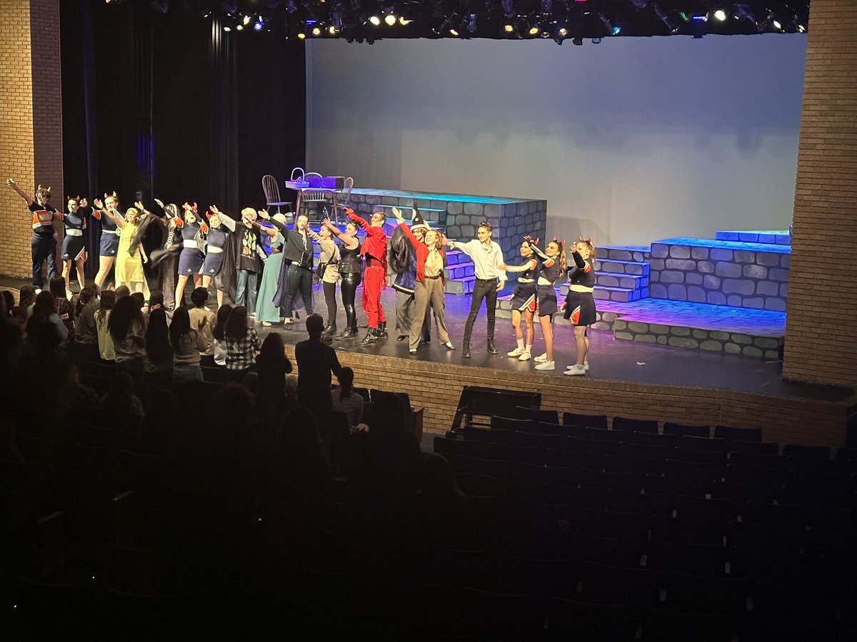 NNactivities's tweet photo. Amazing show Cast and Crew! So proud! CongratsMs. Kennedy on your first main stage show!❤️#driventoperform #driventobestrong https://t.co/Vz4jKTzRJ4