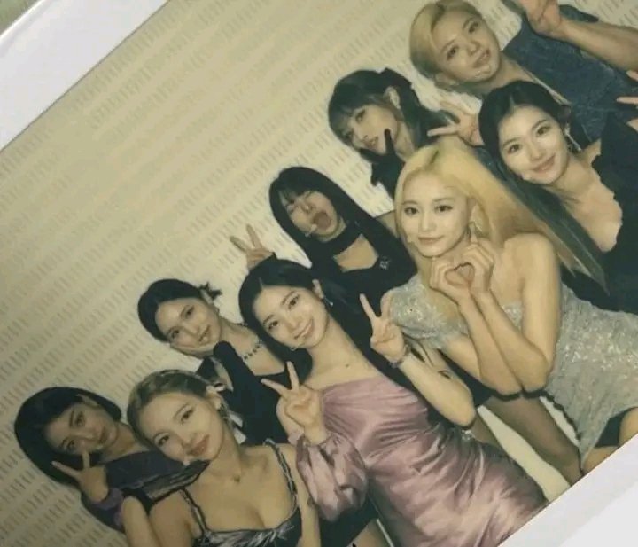 🍭AMERICAN MUSIC AWARDS 🏆 

vote on twitter by tweeting:

I'm voting for TWICE (<a href="/JYPETWICE/">TWICE</a>) for Favorite K-Pop Artist at the #AMAs   

vote on the website, max 22 votes: billboard.com/amasvote/