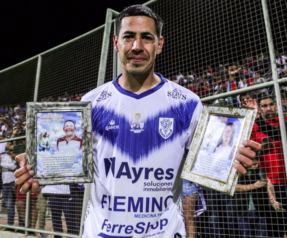 SrFutbolPy's tweet photo. Hermosa imagen. Después de ganar el título de la Copa Paraguay, el primero de su carrera deportiva, Edgar Zaracho posó con las imágenes de sus padres. En los últimos dos años, el mediocampista (lastimosamente) perdió a ambos.

🥹 Emocionante. Felices desde arriba con su hijo. https://t.co/MN5zl2rkK0