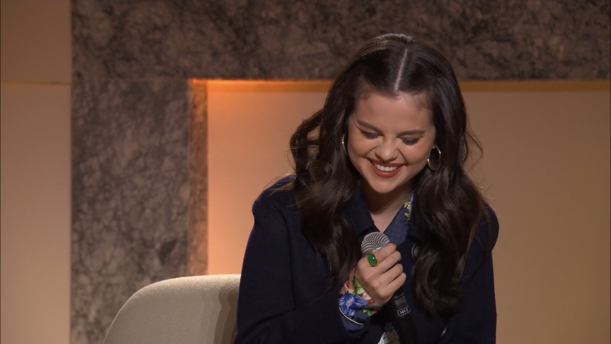 PortalSelenaBR's tweet photo. Selena Gomez conta que, quando era criança, costumava ouvir Coldplay e Maroon 5 e chorar fingindo que tinha passado por uma desilusão amorosa.

Entrevistador: "E agora você está cantando músicas com o Coldplay."
Selena: "Eu nem tinha pensado nisso." https://t.co/MiOjMxYglf