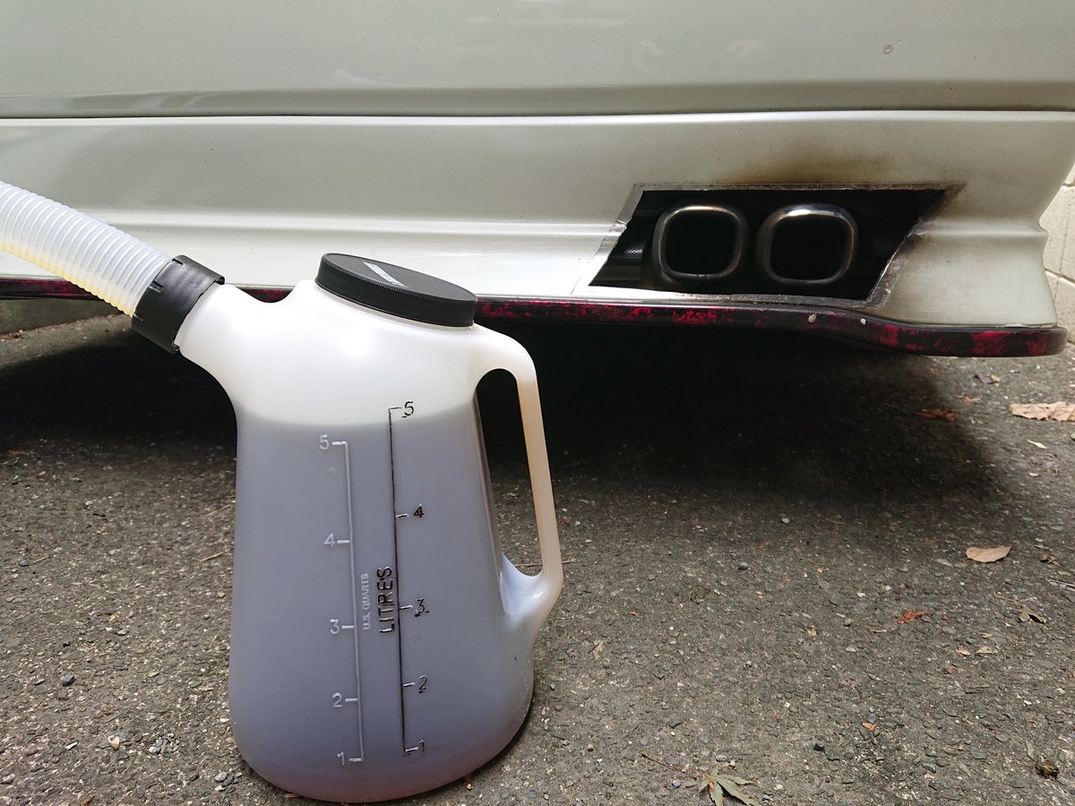 evolution_vvv's tweet photo. 飼い始めて12か月、4500Km 。1回目のオイル交換です♪ノーマル車高なのでジャッキアップしなくても交換ができラクラク。
 #4GR 
 #RB25 
 #ローレル https://t.co/e6nxQr18VM