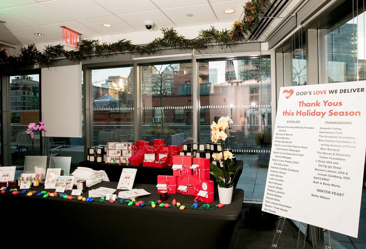 The evening showcased gift items in our holiday catalog, including Chuck’s Famous Brownies, red velvet cookies, spice blends <a href="/burlapandbarrel/">Burlap & Barrel</a>, holiday tribute cards, <a href="/HarlemCandles/">Harlem Candle Co.</a> and decorative trays by John Derian in collaboration with Alfredo Paredes. 🎁 (3/4)