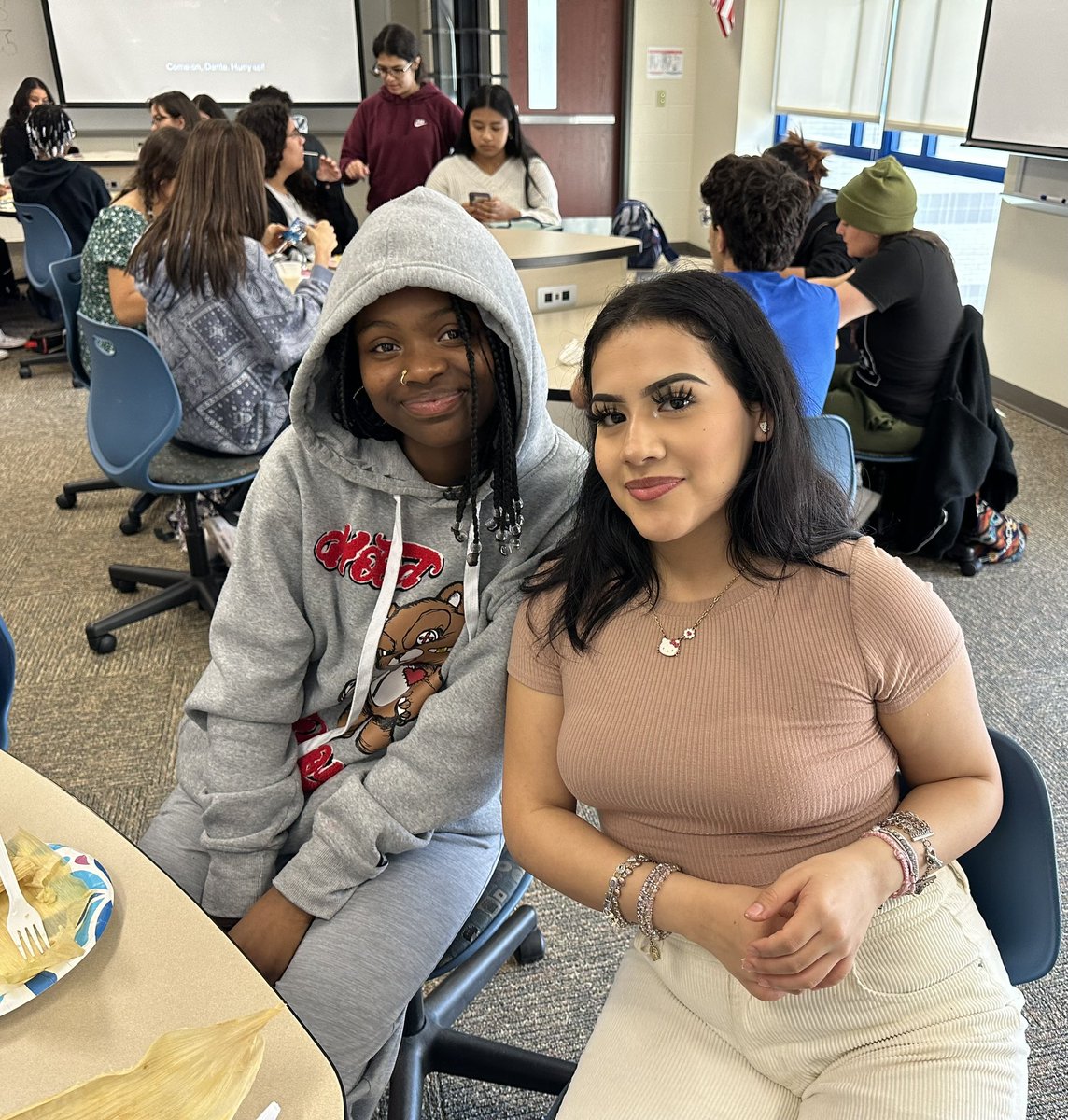 srabakerhse's tweet photo. Awesome LSU meeting today! A huge shout out to the amazing parents who provided our tamales y bebidas! 💯🌟💙🎉 #proudtobearoyal #hselsu #royalnation https://t.co/s0HWF85uAR