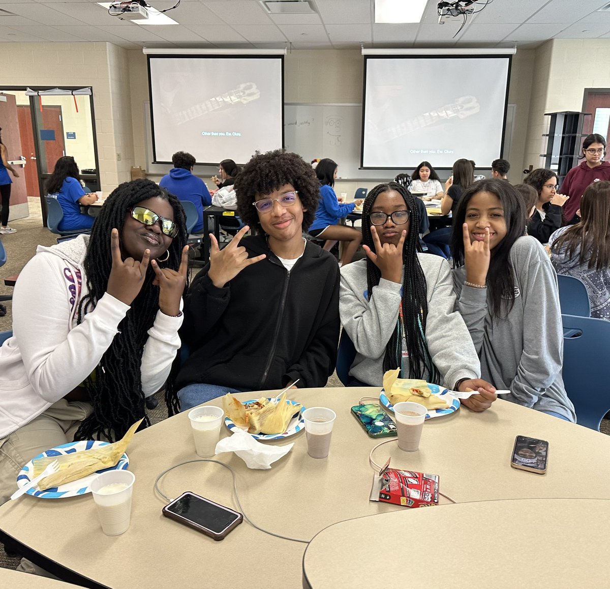 srabakerhse's tweet photo. Awesome LSU meeting today! A huge shout out to the amazing parents who provided our tamales y bebidas! 💯🌟💙🎉 #proudtobearoyal #hselsu #royalnation https://t.co/s0HWF85uAR