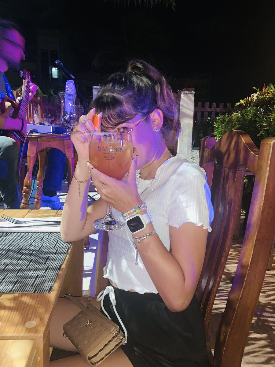 ely_potter_'s tweet image. Su #outfit favorito 🤩 
De todos los días,🖼
es ser ella misma; ♥️
donde sea y con quién sea.🫶🏻